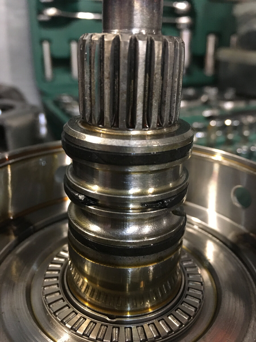 Среднее кольцо разделяет два канала. Нижний идёт на поршень муфты переднего хода, верхний — в систему смазки.