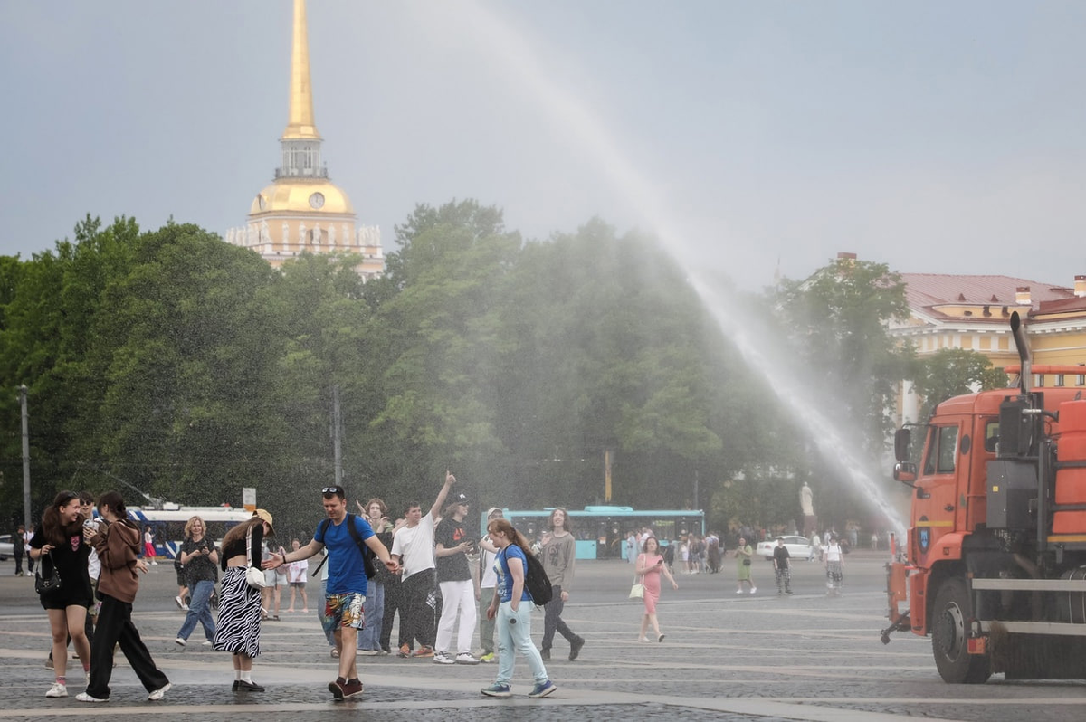 Поливочная техника на Дворцовой площади 