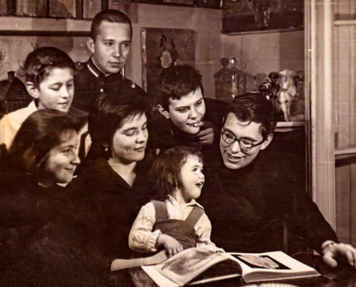 Екатерина Михалкова со старшей дочерью, Андроном Кончаловским, Никитой Михалковым. Москва, 1962 год. 