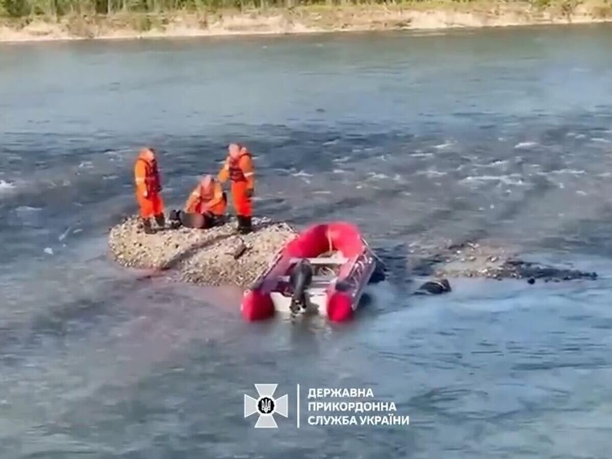    Украинские пограничники на месте обнаружения тел уклонистов в реке Тиса. Кадр видео© ДПСУ
