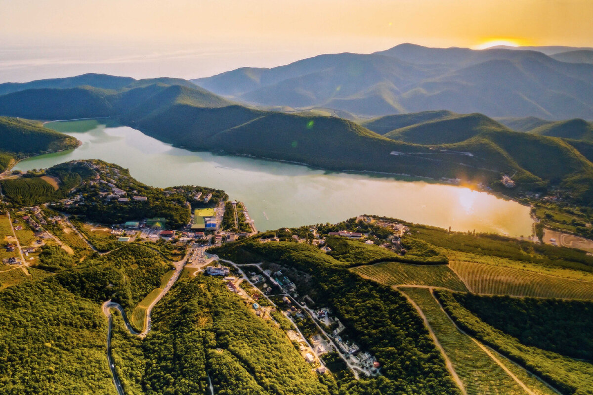 Озеро Абрау, вид сверху. Панно на заводском экскурсионном входе.