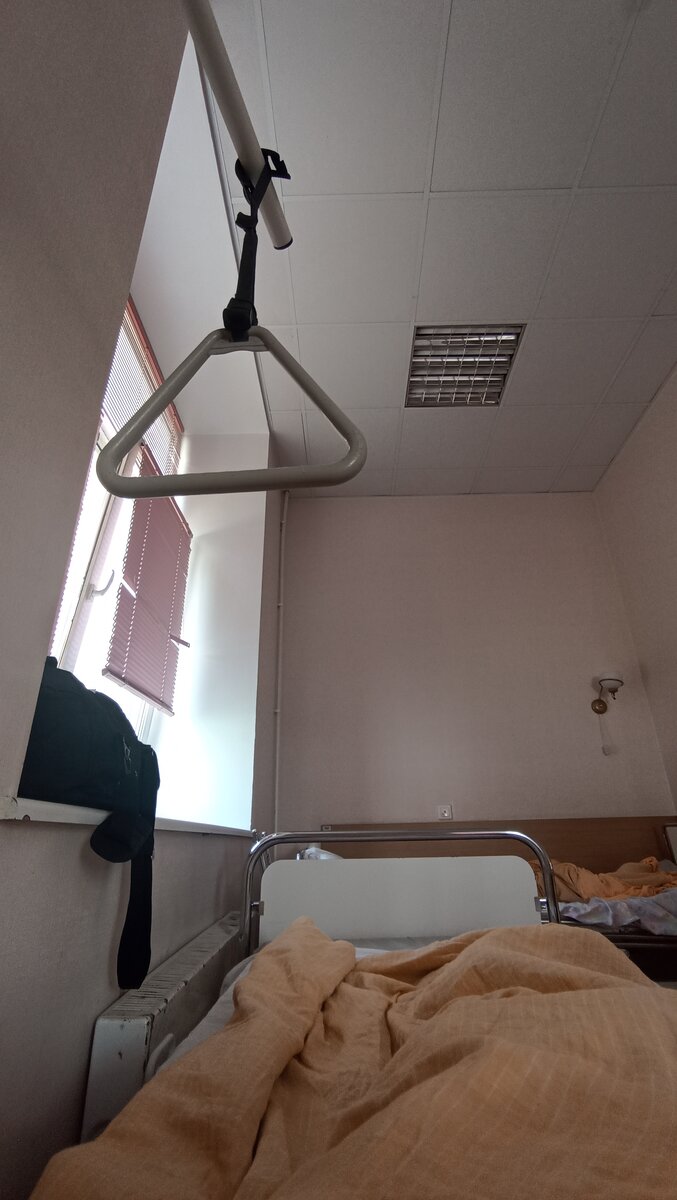 Сесть можно только держась за эту фиговину (не знаю как она называется) 