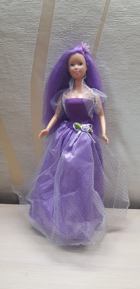 Платье, под ним туфельки в тон