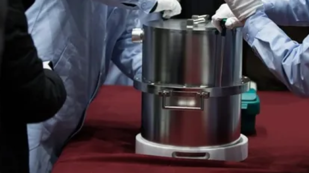 Контейнер с образцами лунного грунта, который доставил “Чанъэ-5” в 2020