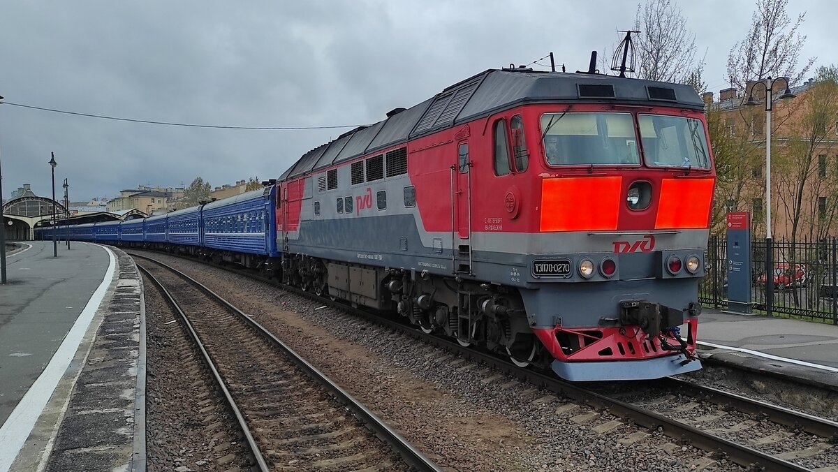 ТЭП70-0270 с поездом №083А на Витебском вокзале. Снято 10.05.2024.