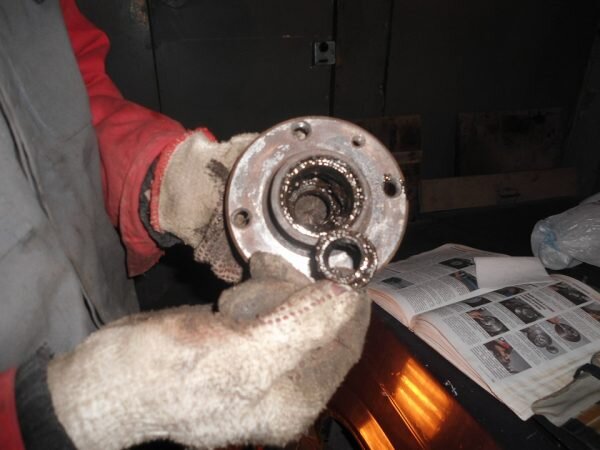 Машину уводит в сторону. Проблема чем-то напоминает случай с неверной регулировкой развала-схождения, поскольку неисправный элемент работает неправильно из-за подклинивания его частей.При выходе из строя подшипника появляются посторонние шумы, гул или хруст