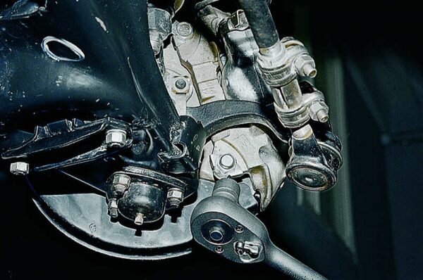 Как снять суппорт на ваз 2107 передний We independently change the brake caliper on the VAZ 2107 AvtoTachki