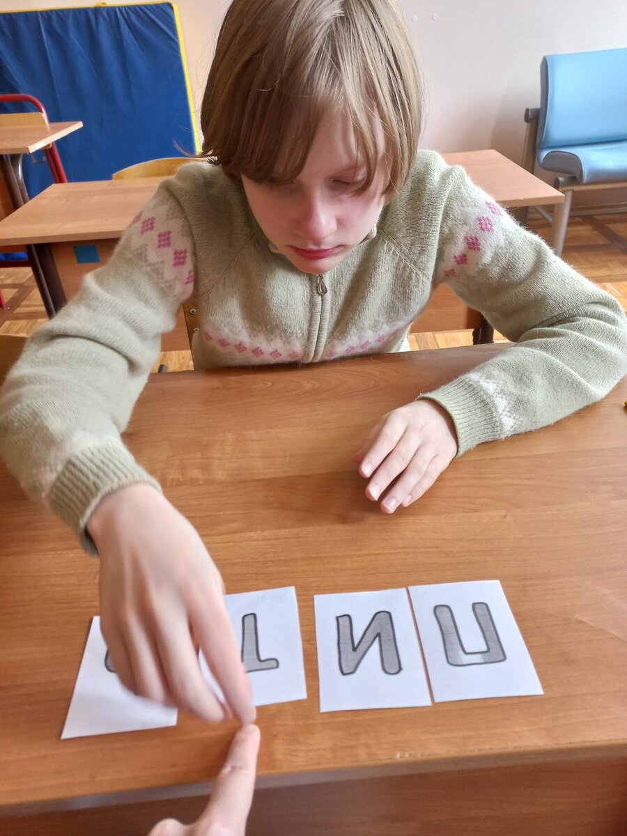 Света на уроке в МИК, читает, складывает слова из букв. У Светы программа 9.2, тем не менее, Света знает буквы и цифры. Есть цель научиться читать. 