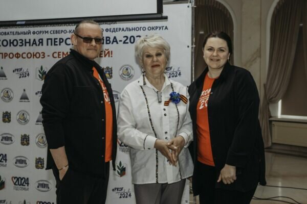    Лора МАНАЕВА (в центре) с семейной парой НЕКРАСОВЫХ