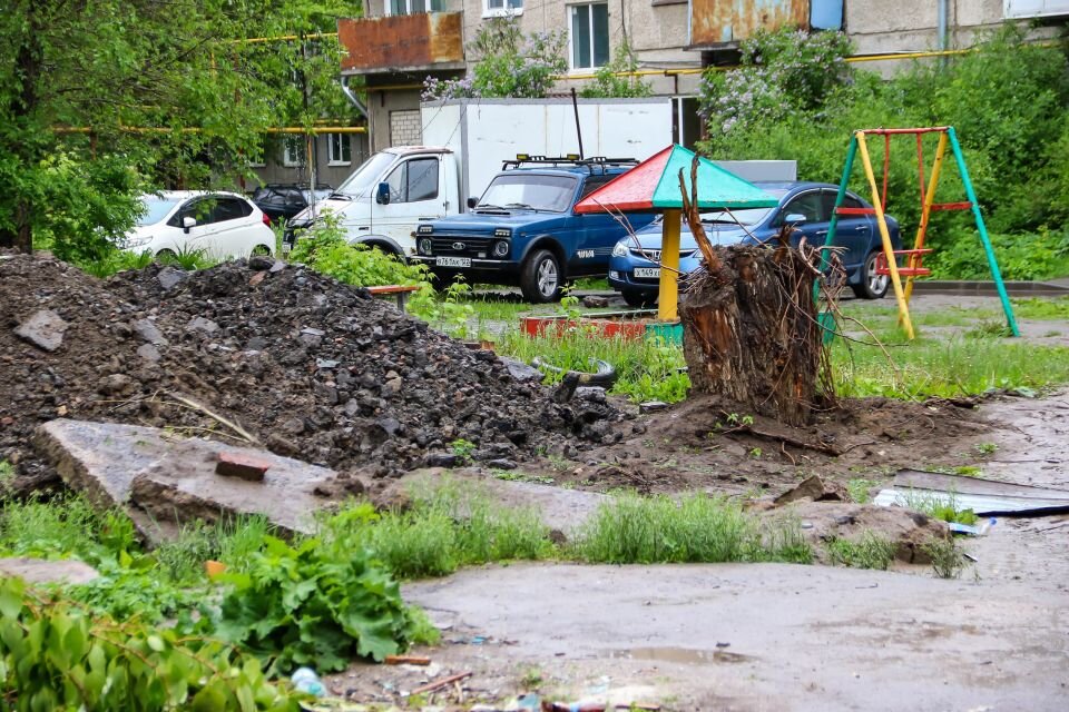    Жильцы барнаульской пятиэтажки пожаловались на горы срезанного асфальта во дворе. Источник: Виталий Барабаш