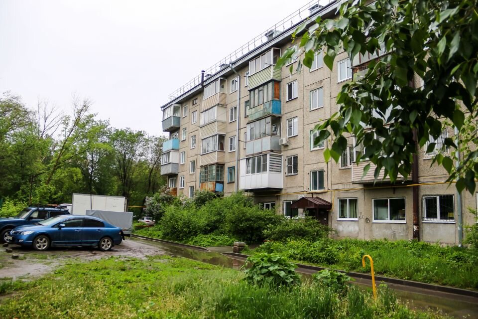    Жильцы барнаульской пятиэтажки пожаловались на горы срезанного асфальта во дворе. Источник: Виталий Барабаш