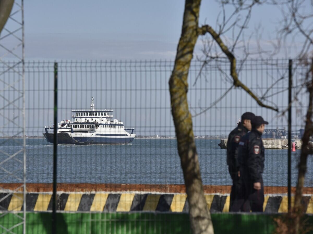    Полицейские на набережной в порту "Керчь" Керченской паромной переправы© РИА Новости / Александр Полегенько