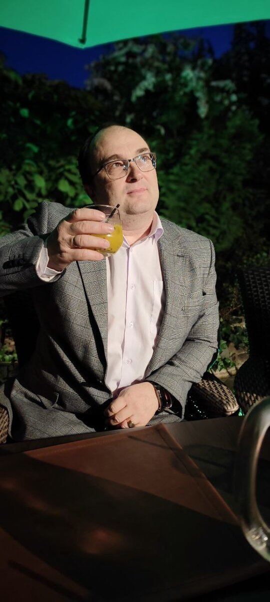 Давайте познакомимся. Андрей Витальевич, со мной покупают недвижимость