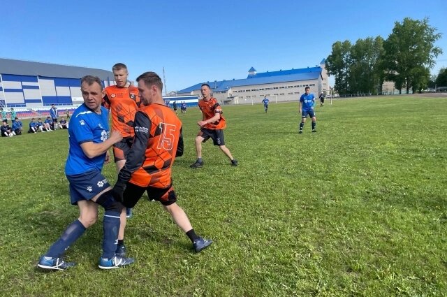    Футбол показал, насколько слажены сотрудники и в спорте. Алексей Танюшин/Фото: "Сибантрацит"