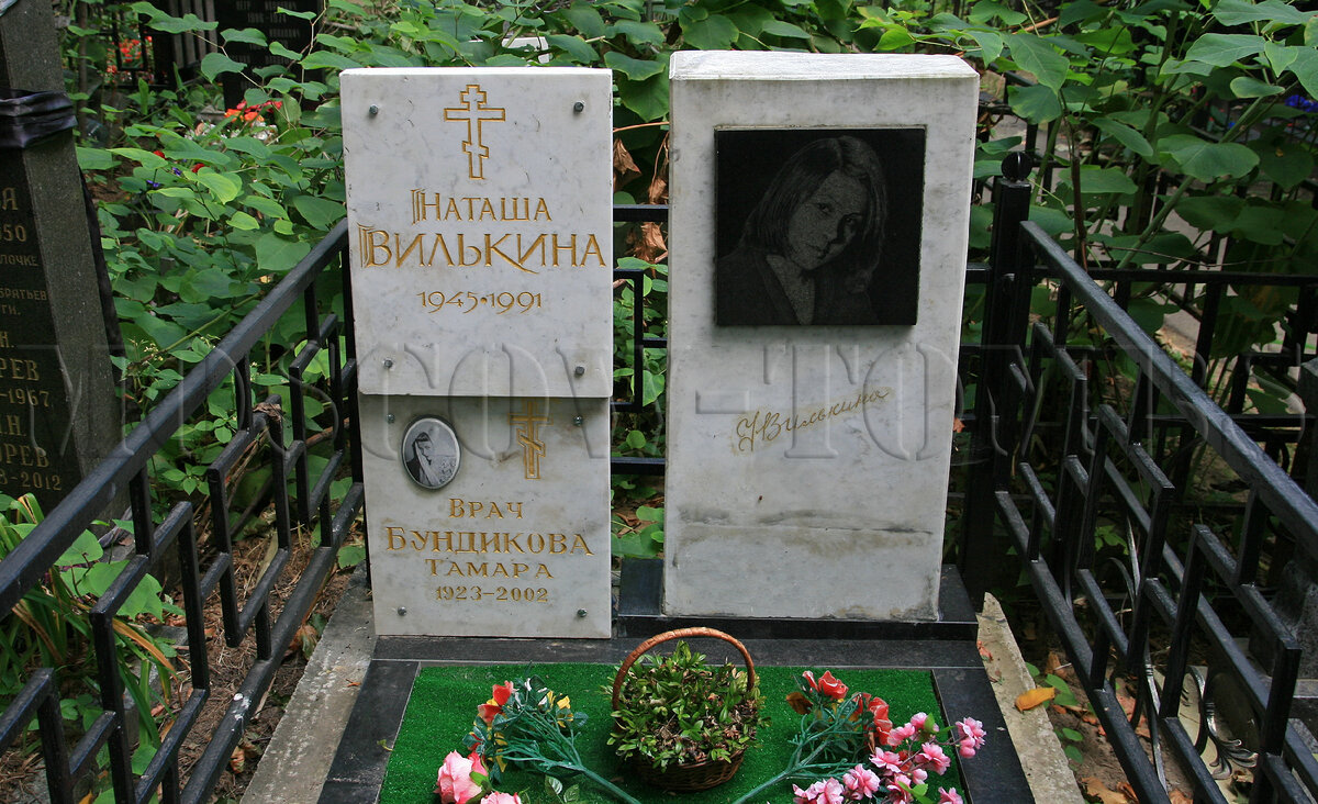 В неё влюблялись безоглядно, стоило только зазвучать колдовскому бархатному голосу с хрипотцой.-17