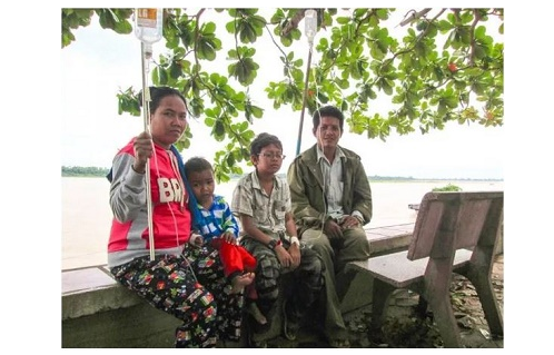 Целый семейный подряд с капельницами! В парке гуляют