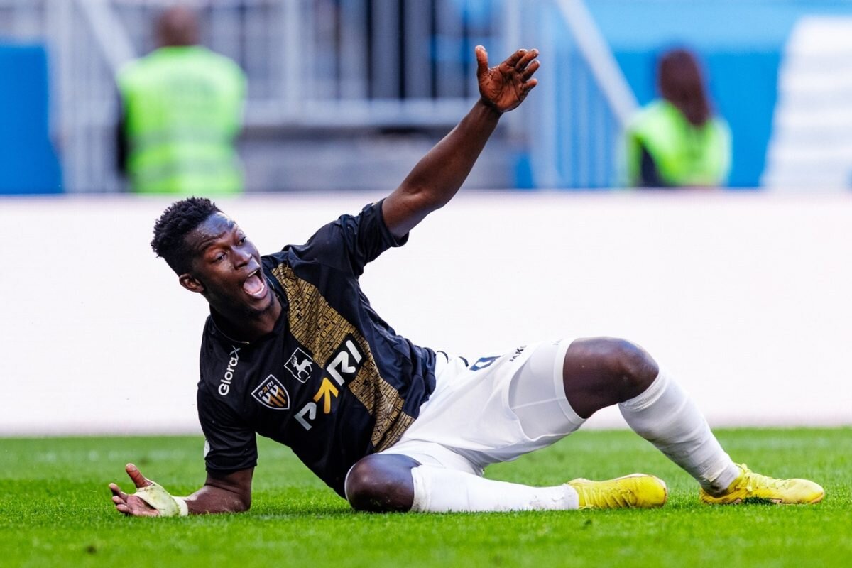    Футболисты \