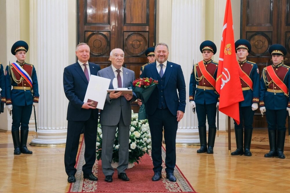    Александр Беглов, Эдуард Айламазян и Александр Бельский на церемонии награждения. Фото: Администрация Санкт-Петербурга