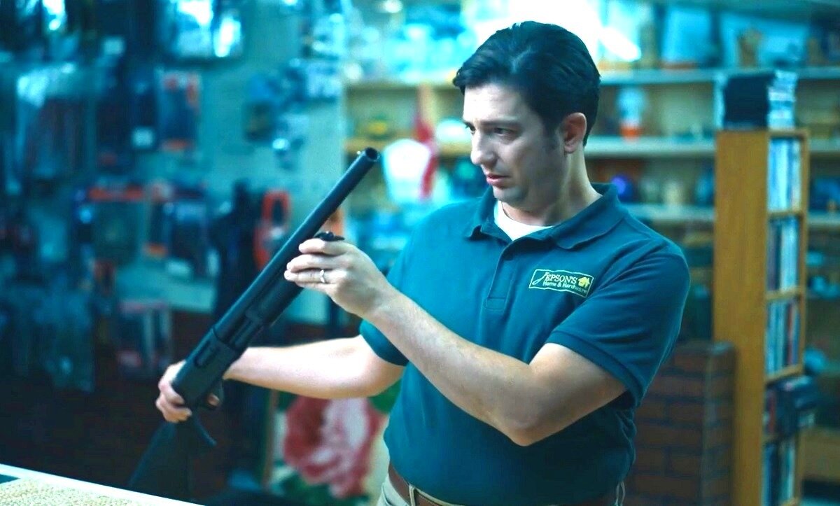 Без балды, лучшая сцена в оружейном магазине, что я когда-либо видел в кино. Лаконичная, но сногсшибательная. Давненько так не хохотал. 