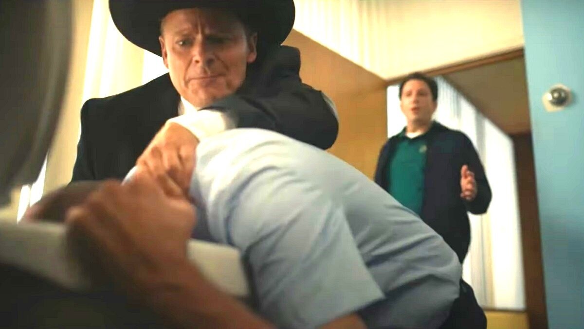 Пришел как-то раз водопроводчик к скучающей блондинке, а дома у неё... муж с приятелем бухают. И это была уже совсем другая история.