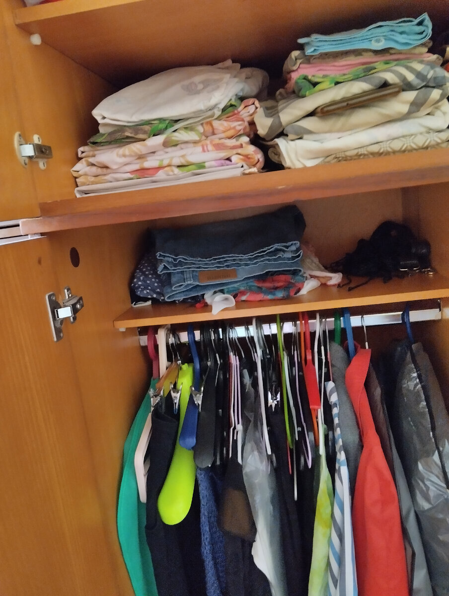 Опустевший шкаф. Пустые вешалки..