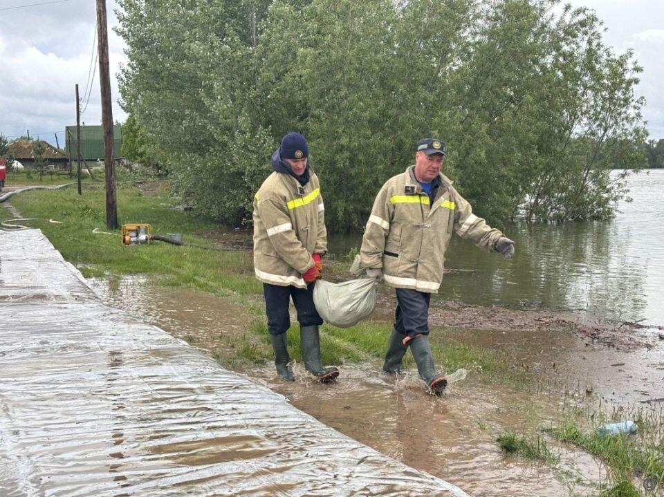    Установка водоналивной дамбы в Затоне. Источник: barnaul.org