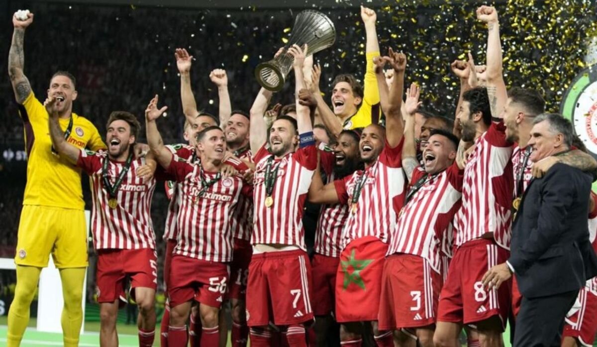     Футболисты "Олимпиакоса" с трофеем. Источник: m24.ru Автор фото: Petros Giannakouris