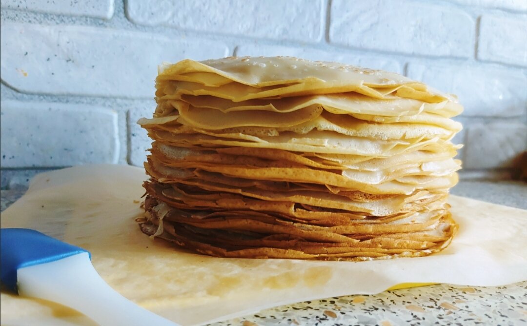 Стопка тонких блинчиков