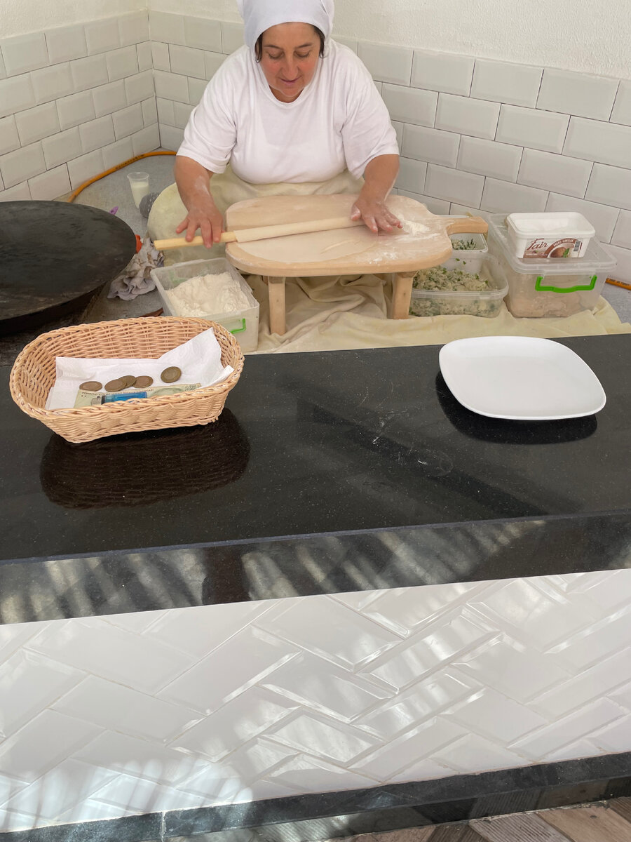 У нас в снэк баре в отеле работает вот такая женщина- печет лепешки, в жару работают с раскаленной сковородой и постоянно катает тесто, не представляю как ей тяжело, хотя может привыкла