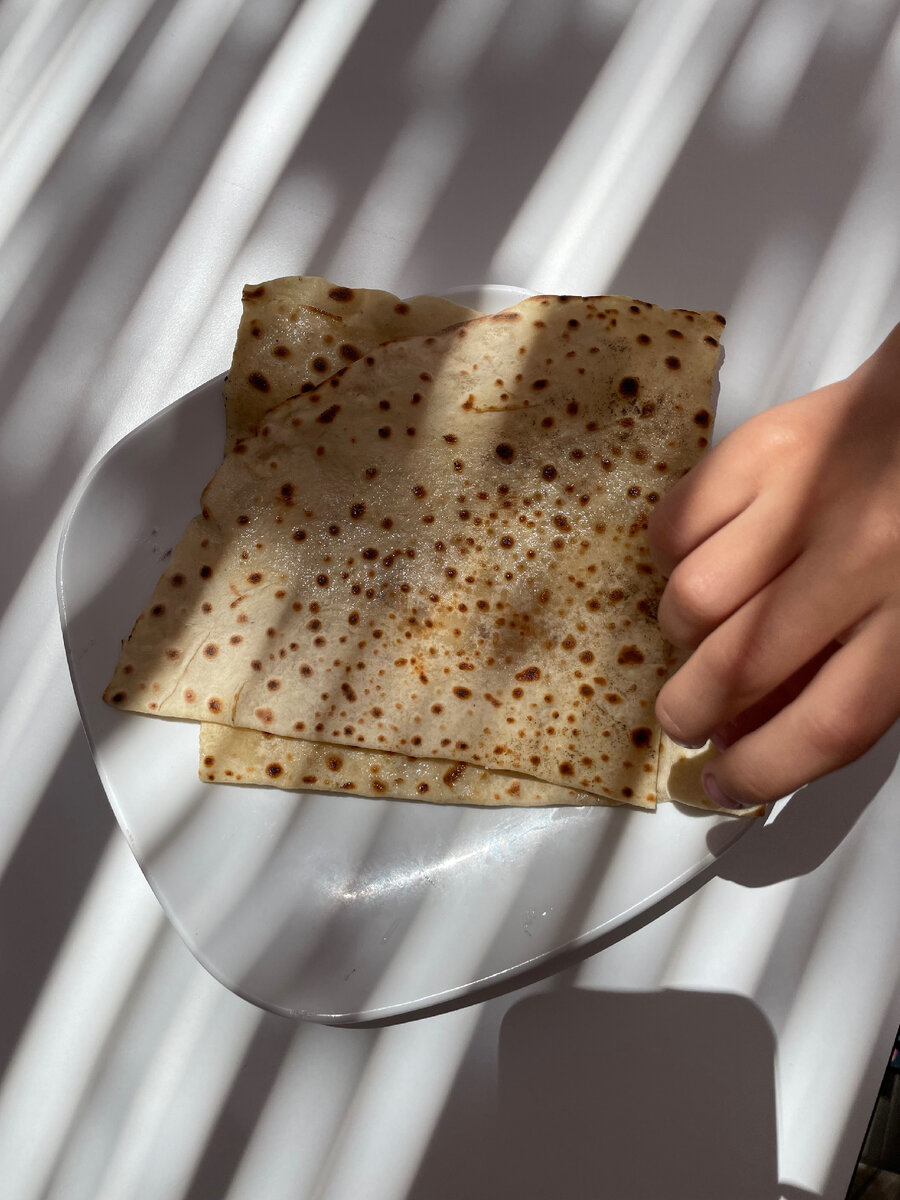 Младшая дочь любит лепешки с сахаром 