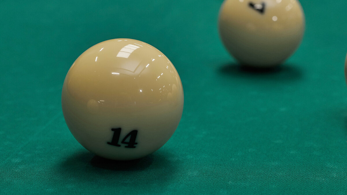 В бильярдных клубах за состоянием оборудования следит маркёр, он же объясняет посетителям правила игры. 