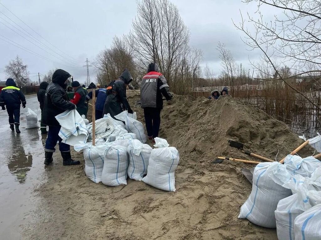    Жители Нижневартовска устраивают дамбу из мешков с песком