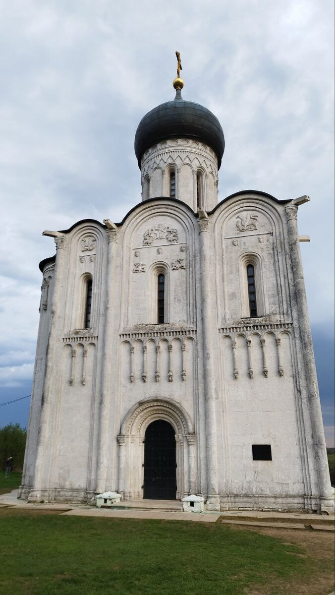 Церковь на Нерли, которая находится во Владимирской области, является выдающимся памятником мирового искусства XII века. И не случайно включена ЮНЕСКО в реестр объектов Всемирного наследия.