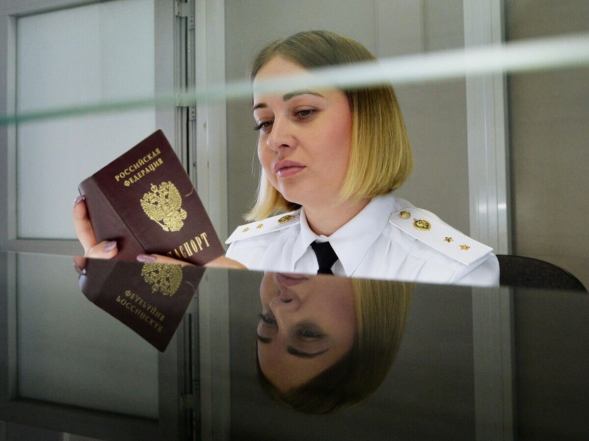    Сотрудница пограничной службы ФСБ РФ© РИА Новости / Александр Кондратюк