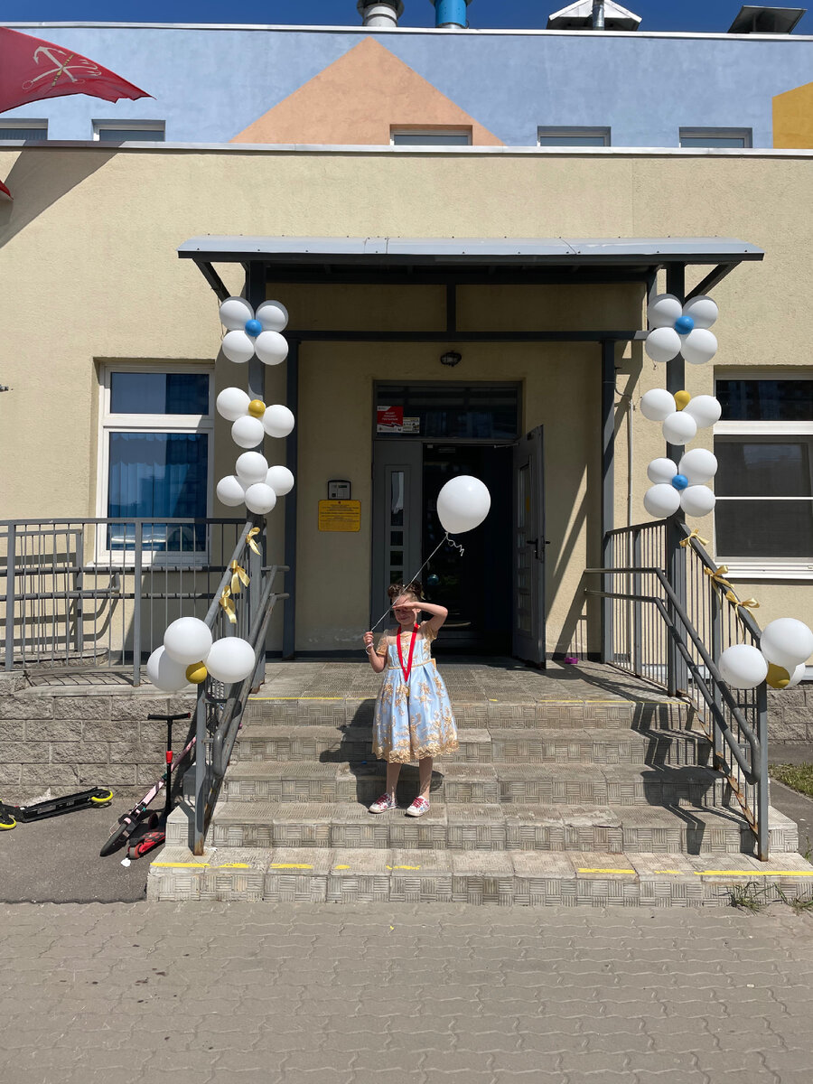 Наш сад. Эх, как вспомню эти шарики входной группы. Маникюр переделывала