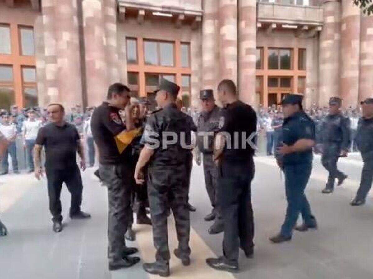    Обстановка у здания правительства Армении перед акцией протеста в Ереване© Sputnik