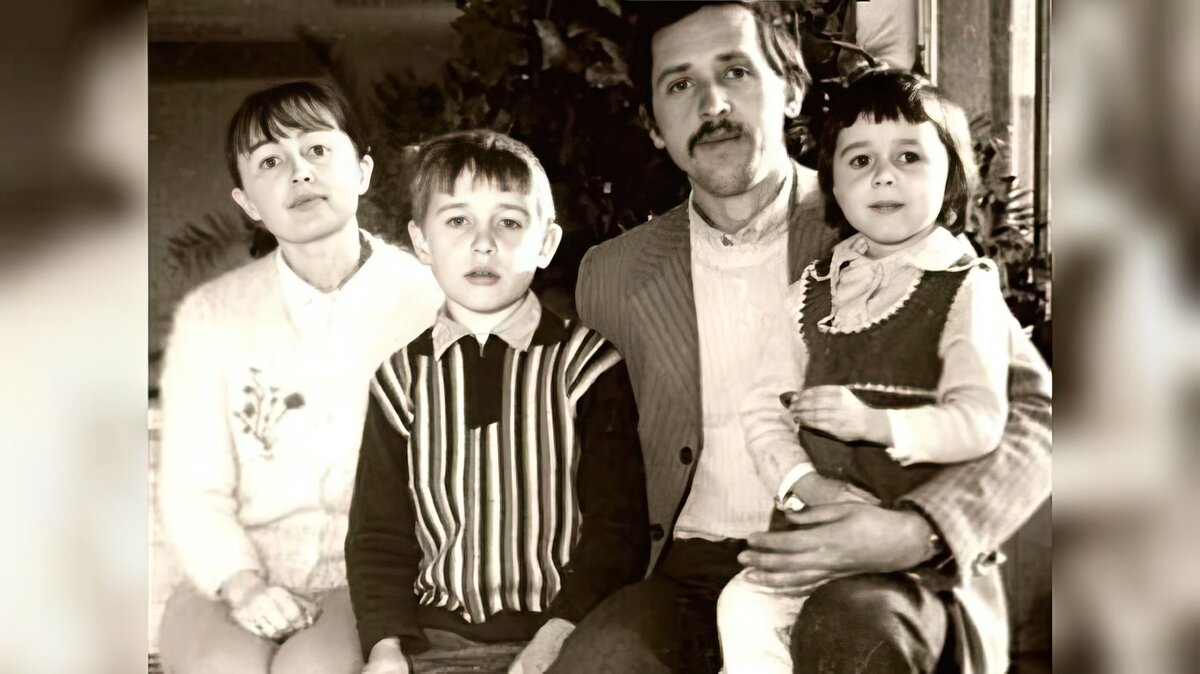    Маленькая Настя Заворотнюк с родителями и братом