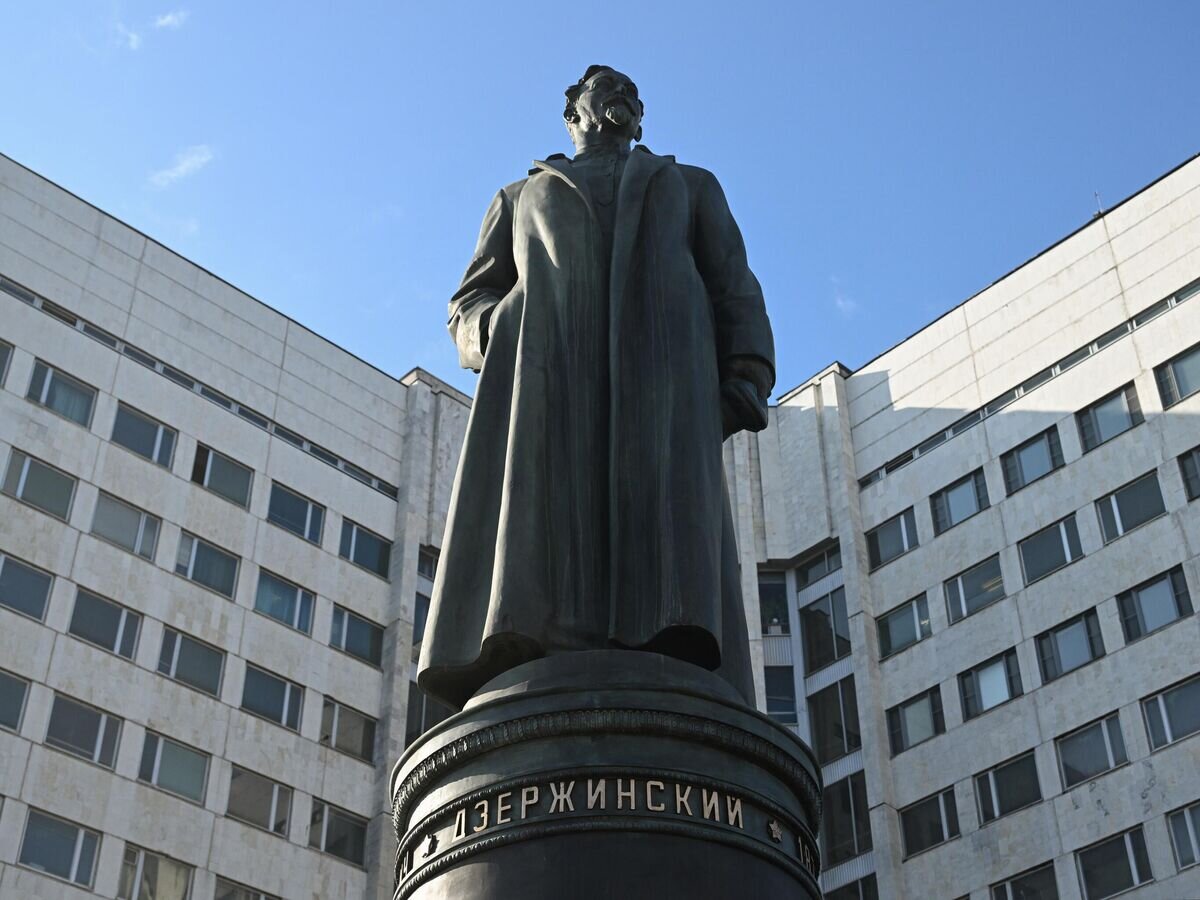    Памятник Феликсу Эдмундовичу Дзержинскому в штаб-квартире Службы внешней разведки РФ в Москве© РИА Новости / Станислав Красильников