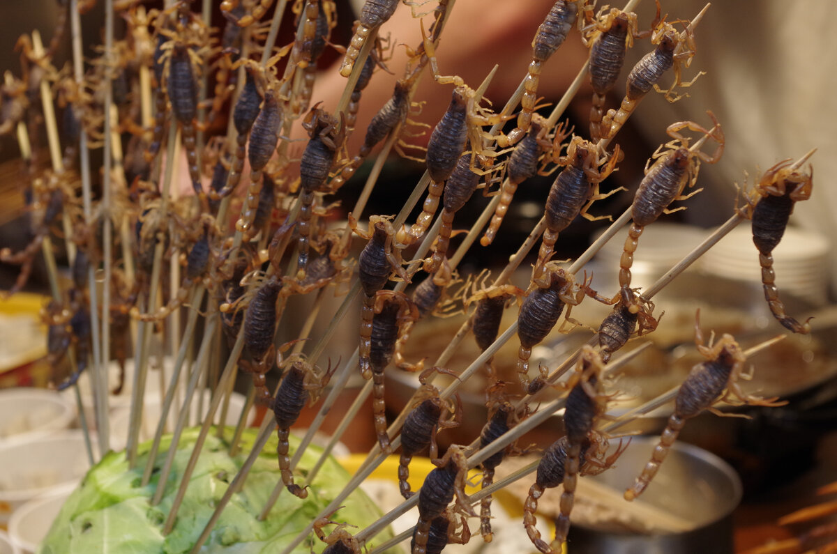 Жареный скорпион (炸蝎子, Zhà xiēzi) 