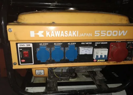 Типичная третьесортная тройка, у которой трехфазная розетка не подключена ни по одной из фаз. Богатая фантазия "продаванов" обозвала ее Кавасаки, а отсутсвие совести позволило прилепить наклейку 5500 W!