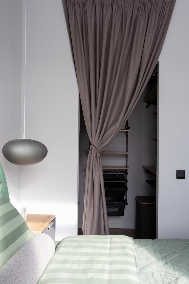 На фото гардеробная в доме 116 кв.м, КП Исеть Вилладж. Дизайнеры: Ольга Бараева и Наталья Грехова; фотограф и декоратор: Татьяна Ульянова