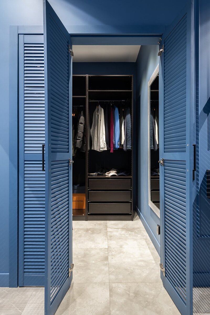 На фото гардеробная в квартире 52 кв.м, ЖК «Небо». Дизайнер: Ирина Клиняева (@klinyaeva_interior); стилист: Ольга Васильева (@_olga.vasileva); фотограф: Евгений Гнесин (@gnesinphoto)