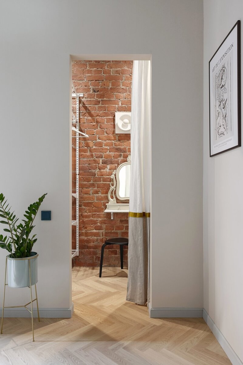 На фото гардеробная в квартире 76 кв.м в г. Санкт-Петербурге. Дизайнер: Алла Сеничева; фотограф: Максим Максимов