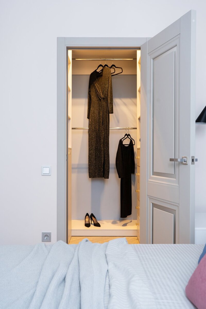 На фото гардеробная в квартире 60 кв.м в г. Караганде. Дизайнер: Наталья Ратке; фото из личного архива дизайнера