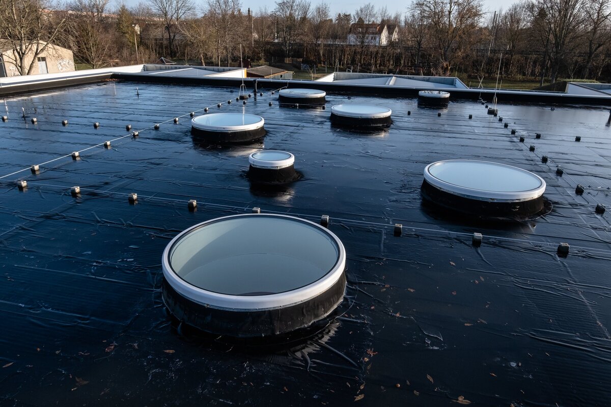 Круглые зенитные фонари со стеклопакетом на горючей битумной кровле