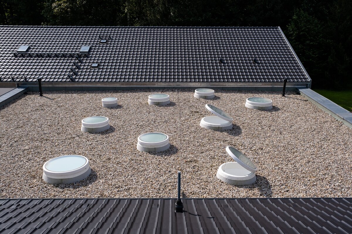 Круглые зенитные фонари с защитным покрытием из гравия