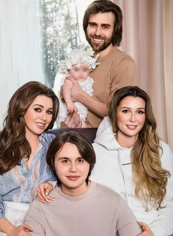    Анастасия Заворотнюк с детьми и мужем Петром Чернышевым редакция RTWeek