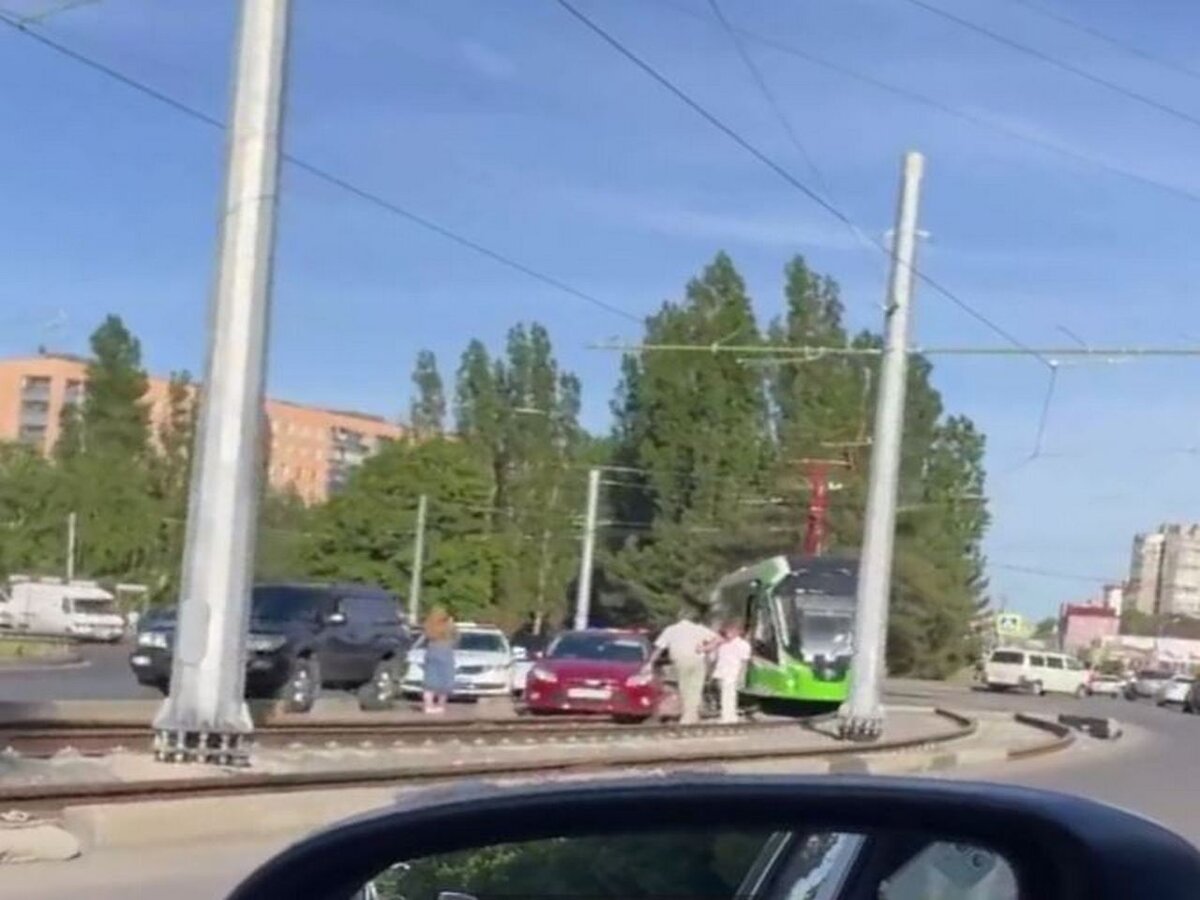    В Курске легковушка застряла на трамвайных путях