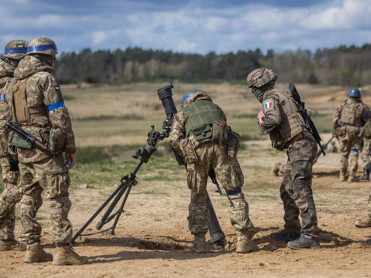    Французский инструктор тренирует украинских военных© AFP 2024 / WOJTEK RADWANSKI