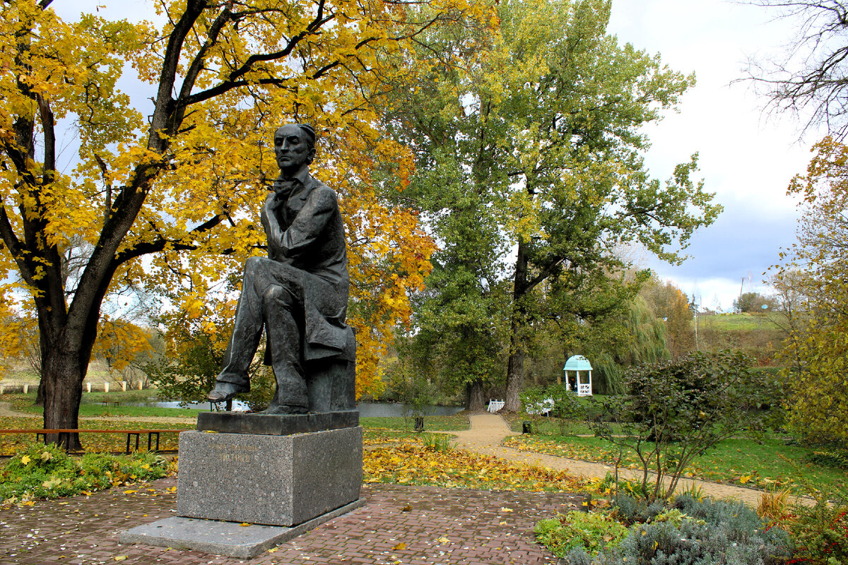 Памятник Федору Тютчеву в усадебном парке в Овстуге. Скульпутор - А. И. Кобилинец. 1978 год. 